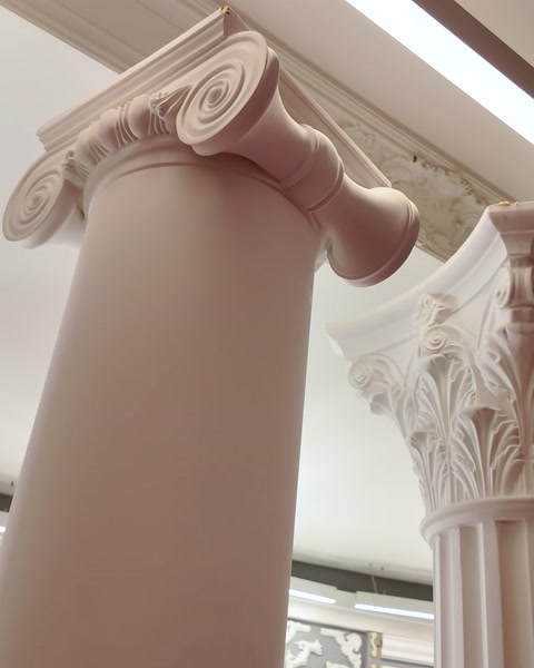 Detaliu de capitel de coloană stil ionic, finisaj alb șlefuit