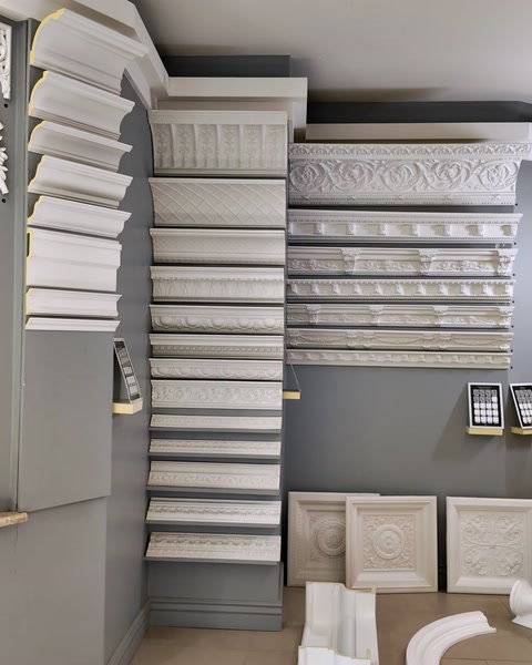 Rafturi cu profile și corniere suprapuse, expunere de showroom