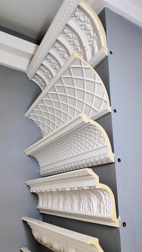 Selecție verticală de cornișe ornamentale cu modele clasice variate