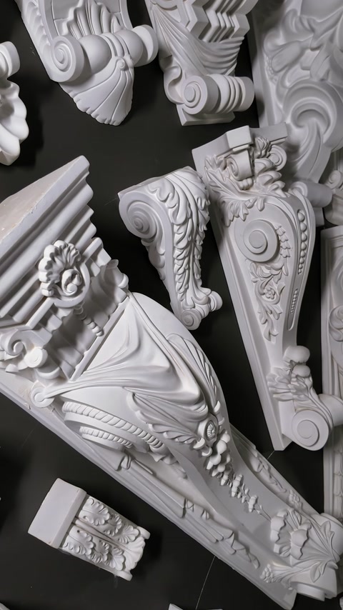 Console decorative bogat ornamentate, expuse alături de profile florale