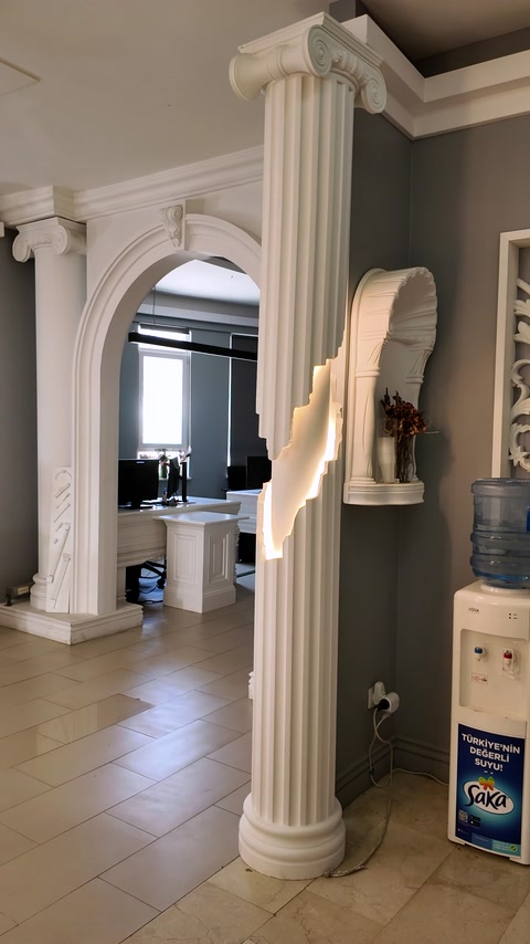 Arcadă decorativă amplă integrată într-un ambient interior elegant