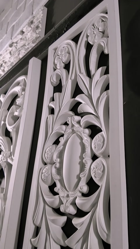 Panouri ornamentale traforate cu motive vegetale și medalion central