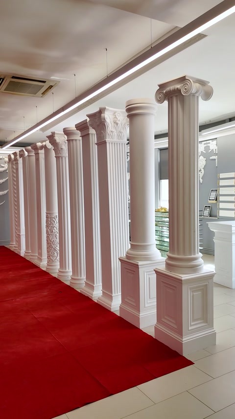 Șir de coloane decorative cu fusuri și capiteluri diferite
