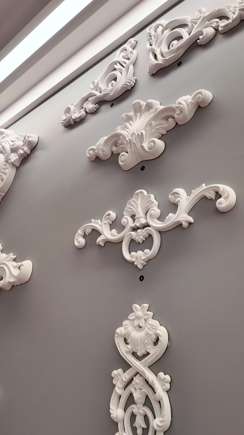 Ornamente aplicate individual pe perete, cu motive vegetale simetrice