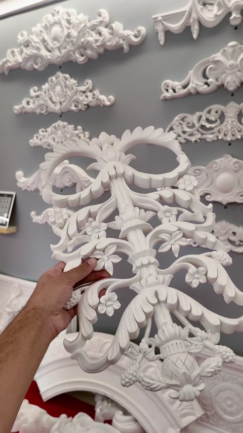 Element decorativ floral prezentat manual în fața colecției de ornamente