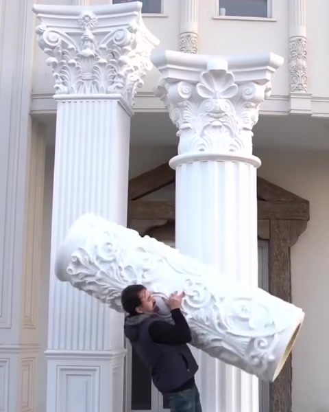 Muncitor transportă o piesă mare de capitel corintic