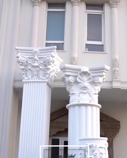 Trei coloane cu capiteluri corintice, vedere de ansamblu a fațadei