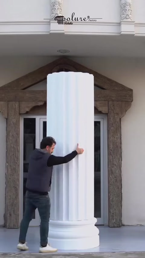 Segmentul alb canelat este poziționat vertical în jurul coloanei