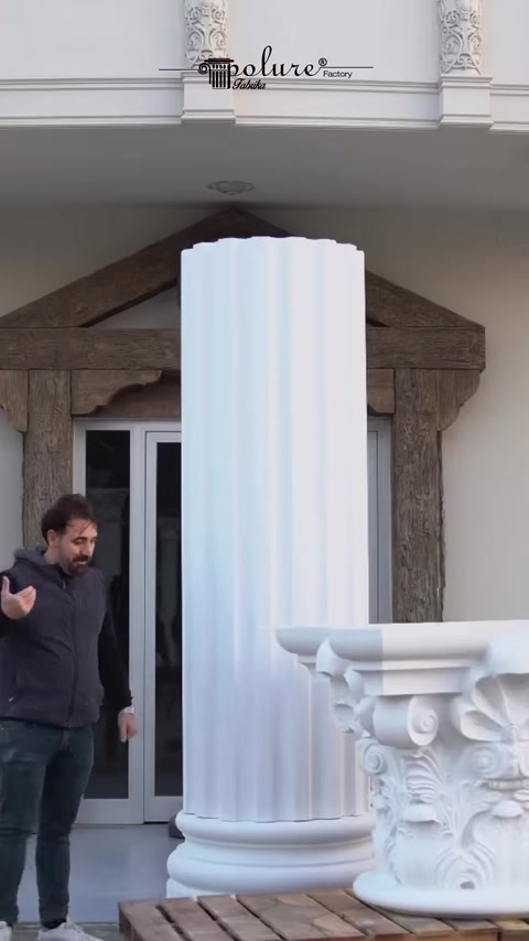 Un capitel floral este pregătit în fața fusului canelat