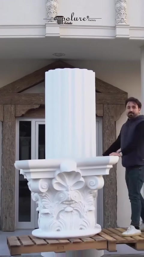 Montatorul aliniază piesa superioară decorativă pe coloana exterioară