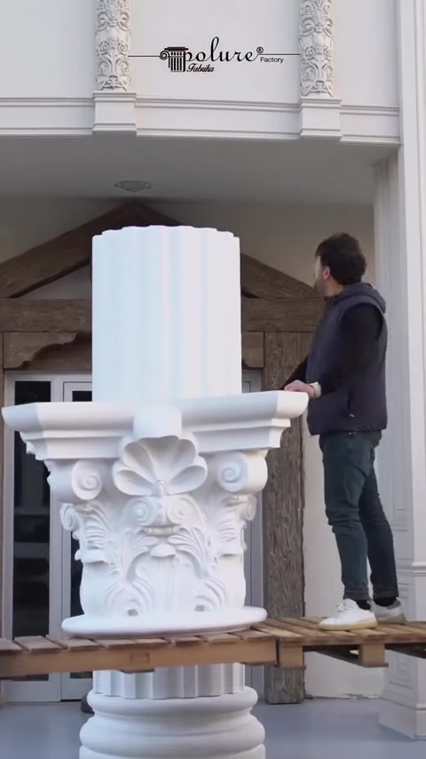 Capitelul corintic evidențiază frunze sculptate și profile suprapuse