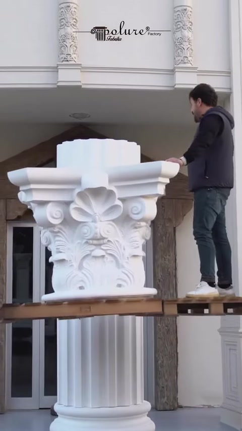 Piesa de capitel este ridicată de pe platforma de lucru