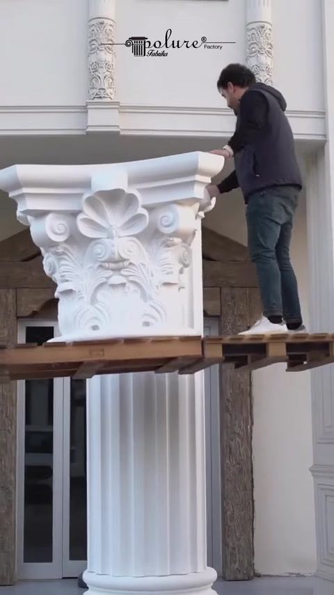 Capitelul decorativ este ghidat deasupra fusului alb canelat