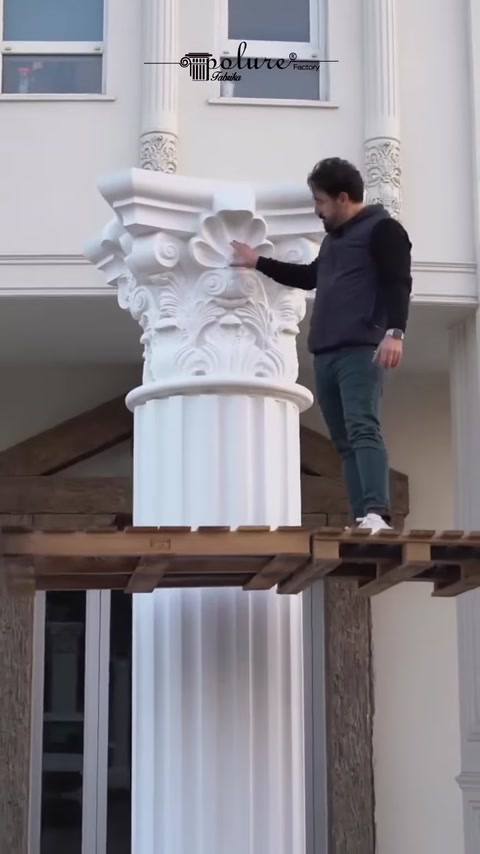 Capitelul floral se apropie de îmbinarea cu fusul canelat