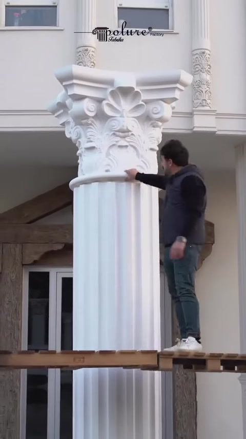 Lucrătorul verifică poziția capitelului montat la exterior