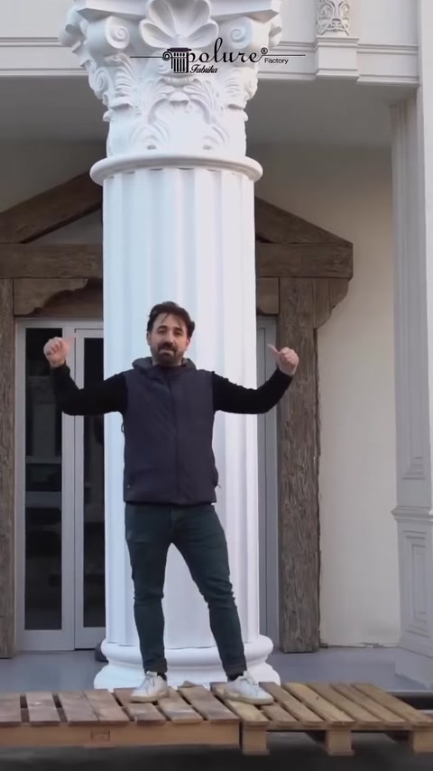 Coloana decorativă completă prezintă fus canelat și capitel bogat