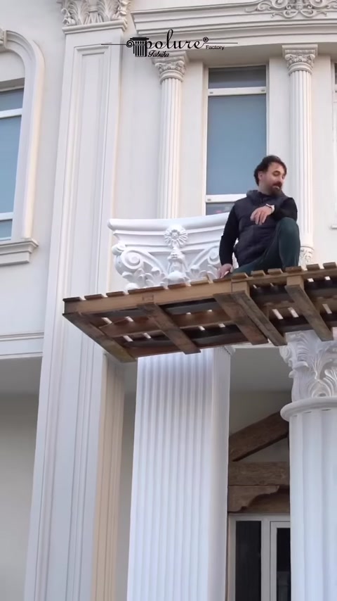 Capitelul poziționat apare între două coloane exterioare canelate