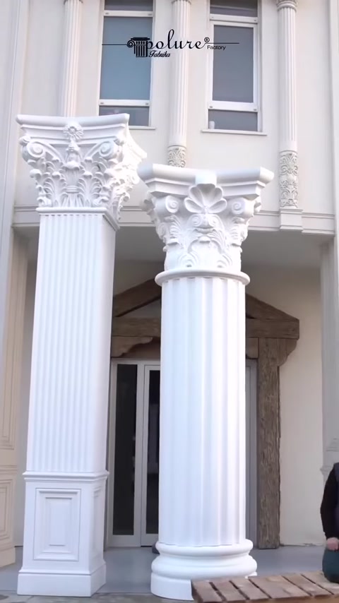 Perechea de coloane decorative marchează intrarea clădirii