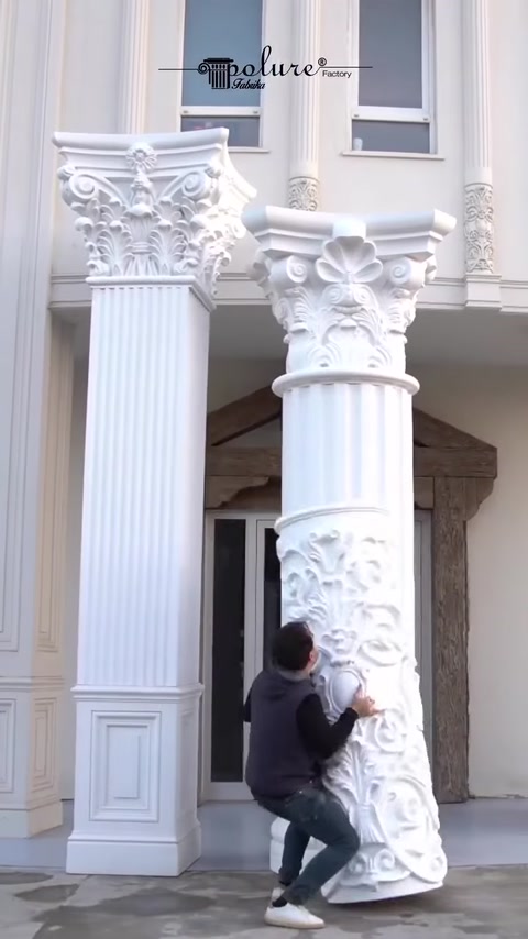 Elementul cilindric ornamentat este așezat vertical la baza coloanei