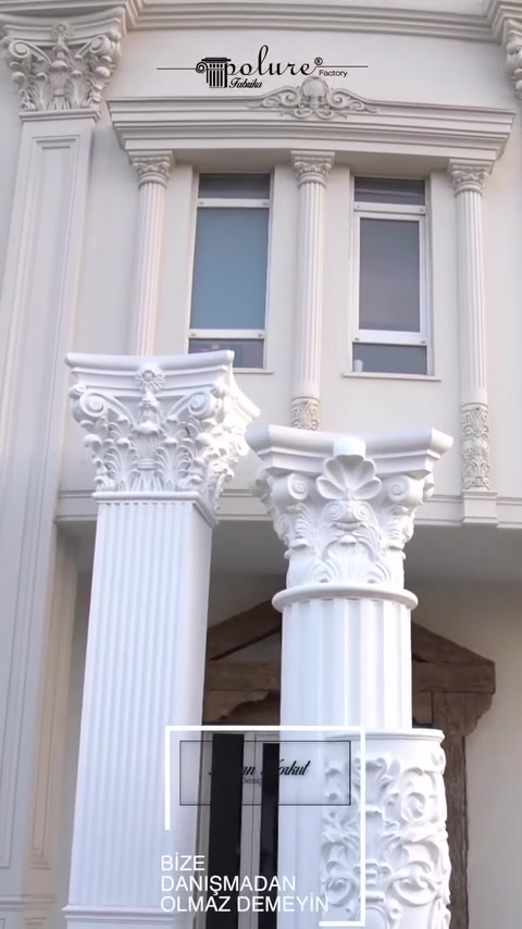 Vedere finală a fațadei cu două coloane decorative monumentale