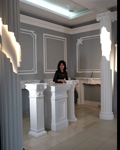 Coloane romane scurte cu caneluri și capiteluri decorate, în showroom