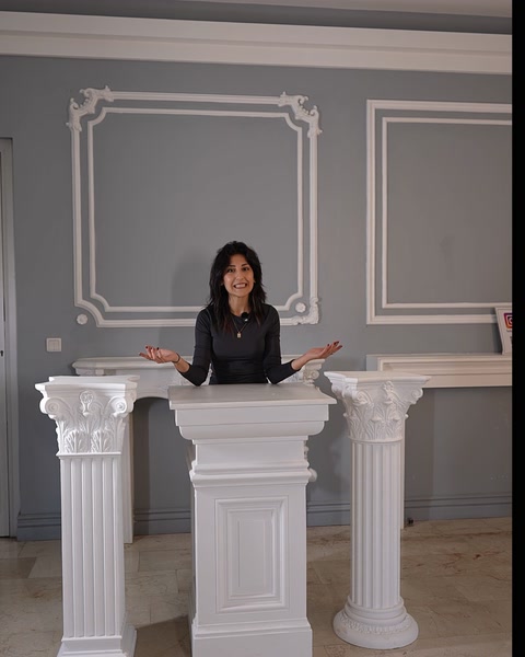 Soclu pătrat și coloană canelată albă, prezentate în showroom