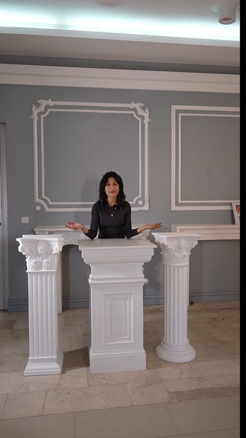 Ansamblu frontal cu soclu pătrat și două coloane romane scurte.