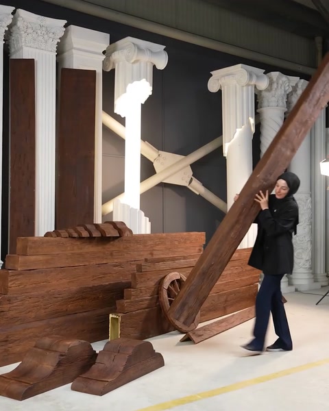 Grinzi decorative și coloane albe expuse într-un showroom elegant.
