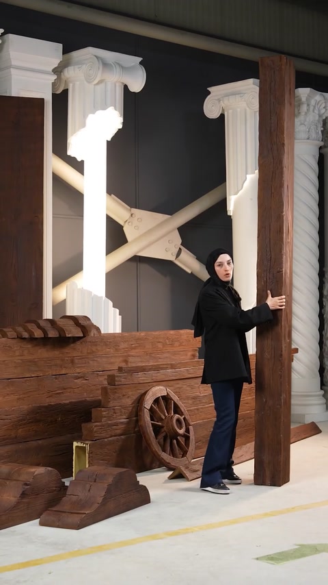 Stâlp decorativ cu aspect de lemn integrat în ansamblul expozițional