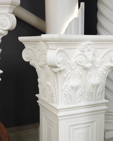 Coloană cu capitel corintic și soclu decorat cu panou ornamental.