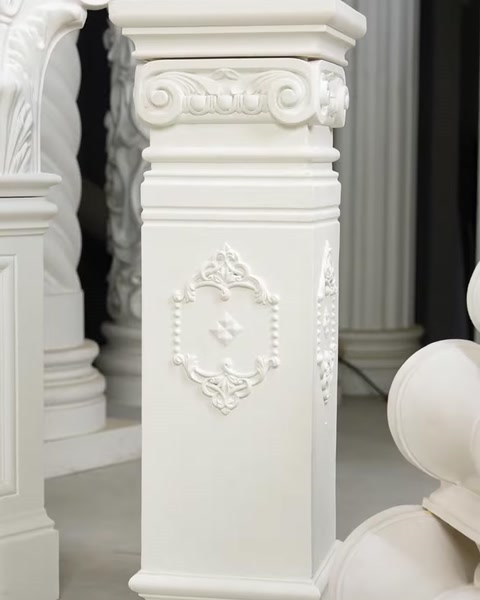 Piedestal decorativ cu panou ornamental și chenar din poliuretan.