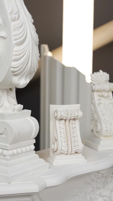 Console decorative și pilaștri cu detalii sculpturale expuse vertical.