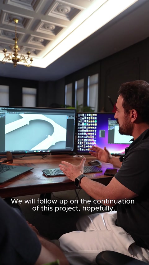 Modelul tridimensional al profilului curbat este verificat pe monitor.