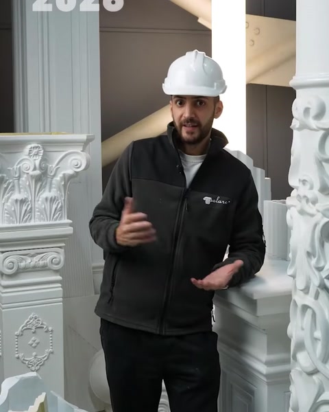 Reprezentant Polure prezintă coloane decorative din poliuretan în atelier.