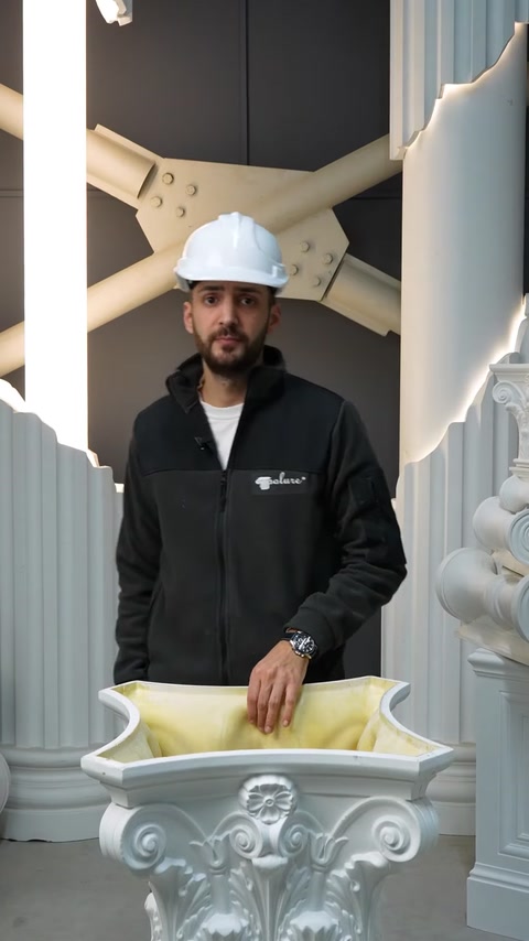 Prezentatorul compară profilul curbat cu elementele decorative din fundal