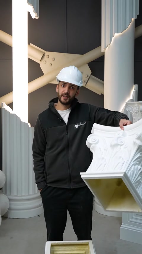 Un capitel decorativ alb este ridicat pentru prezentarea detaliilor