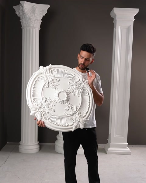 Rozetă decorativă de tavan cu model floral, mărime medie.