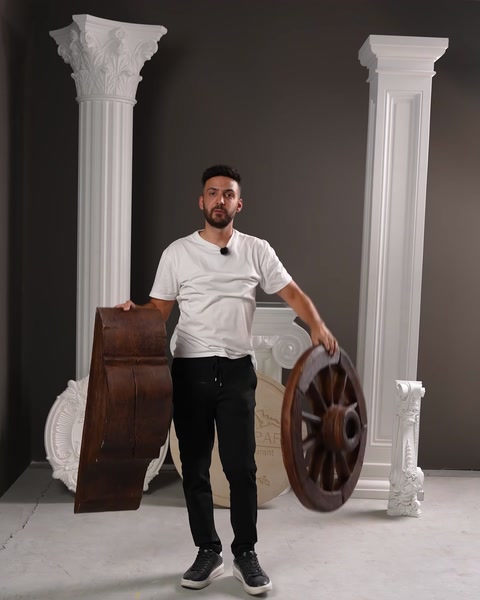 Consolă decorativă cu aspect de lemn ținută vertical.