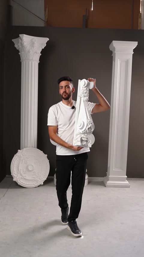 Capitel de coloană ridicat deasupra capului, model clasic sculptat