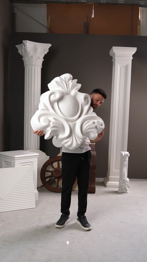 Element decorativ cu ornamente florale sculptate, model de cornișă