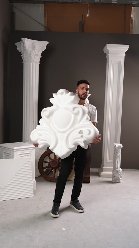 Cornișă decorativă cu model floral pentru finisaj interior