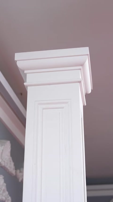 Capitel pătrat montat pe un stâlp decorativ cu fețe profilate