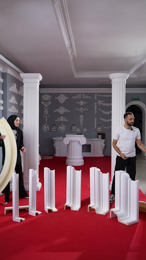 Segmentele mari curbate sunt prezentate înaintea formării arcadei decorative