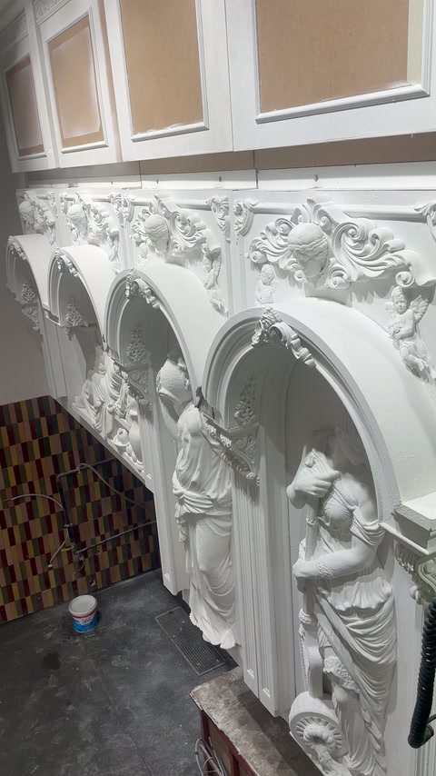 Nișe arcuite cu sculpturi și ornamente vegetale în relief
