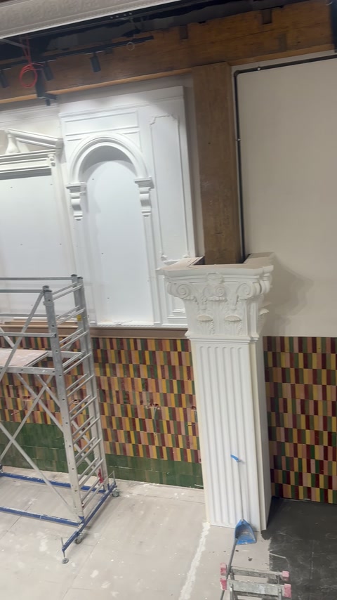 Montajul compoziției clasice cu nișe, coloane și schelă metalică