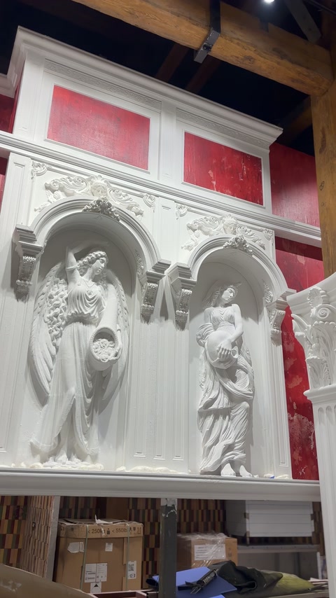 Figură înaripată încadrată de arcadă și profile decorative albe