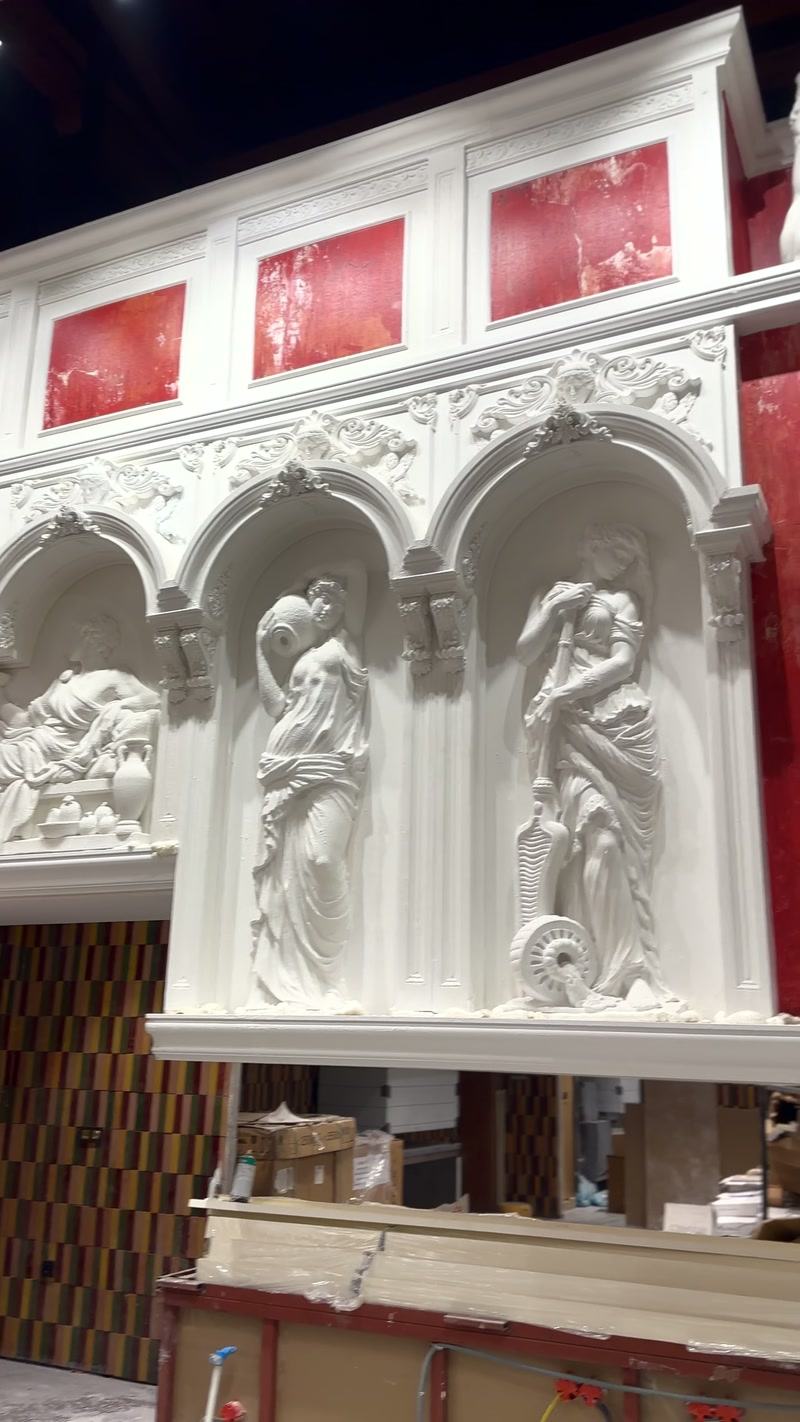 Sculptură, coloane și nișe arcuite: detalii de arhitectură clasică
