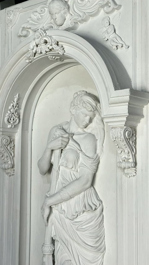 Figură feminină cu vas într-o nișă clasică ornamentată