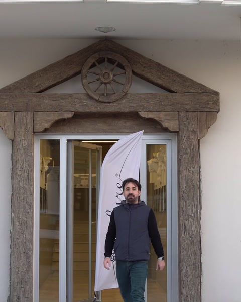 Fațada clasică prezintă ancadramente și ornamente arhitecturale albe
