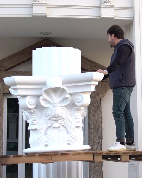 Capitelul este ridicat pe schelă deasupra coloanei